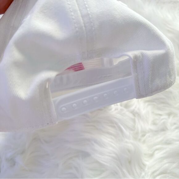 ɴᴡᴛ ʙᴀʀʙɪᴇ x ᴜᴏ ꜱɴᴀᴘʙᴀᴄᴋ ʟᴏɢᴏ ʜᴀᴛ - Picture 7 of 17